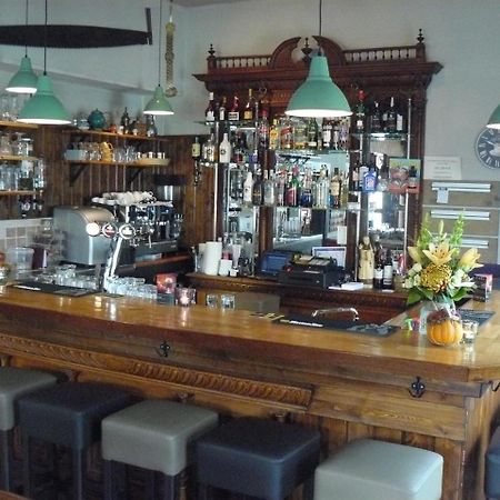 Eetcafe/Pension Nooitgedacht Strijen Bagian luar foto