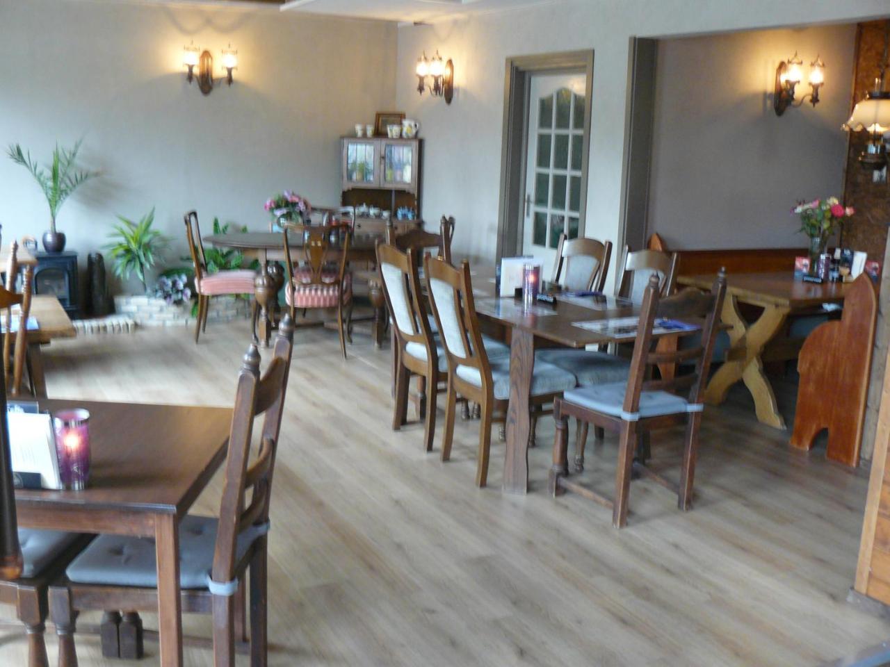 Eetcafe/Pension Nooitgedacht Strijen Bagian luar foto
