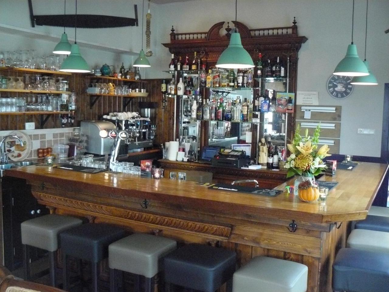 Eetcafe/Pension Nooitgedacht Strijen Bagian luar foto