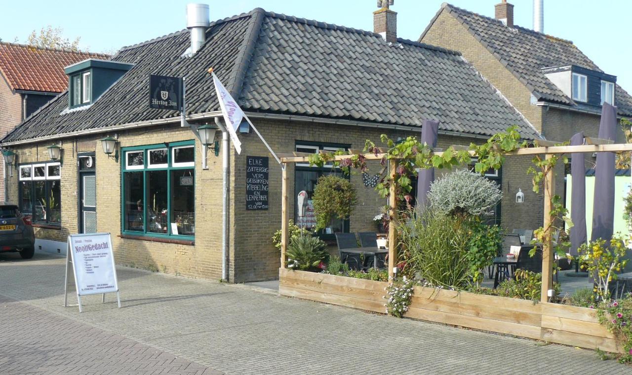 Eetcafe/Pension Nooitgedacht Strijen Bagian luar foto